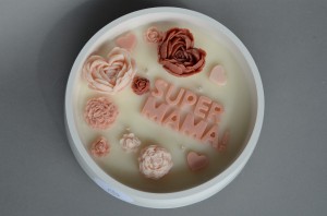 Świeca z napisem super mama widok z góry
