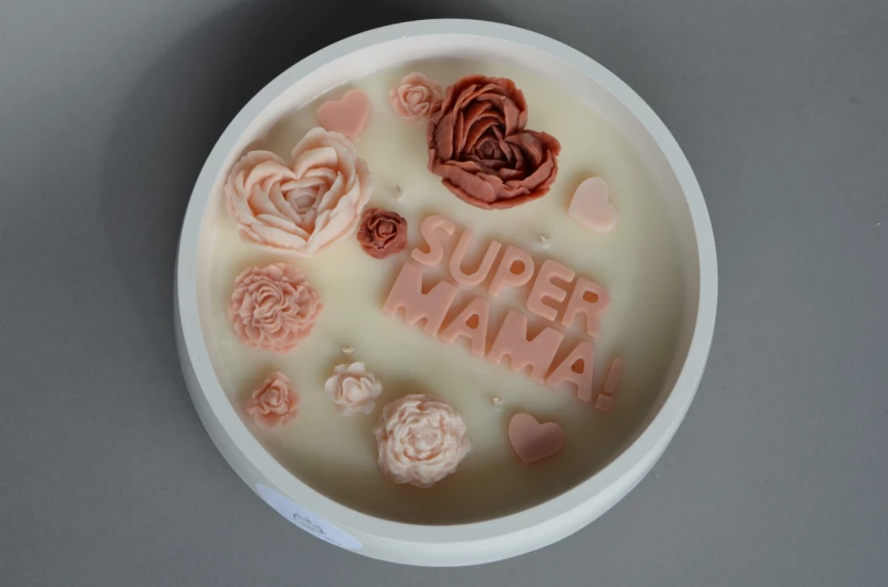 Świeca z napisem super mama widok z góry