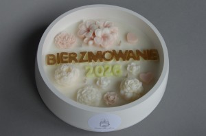 Świeca z napisem Bierzmowanie 2026 pozłacane litery widok z góry