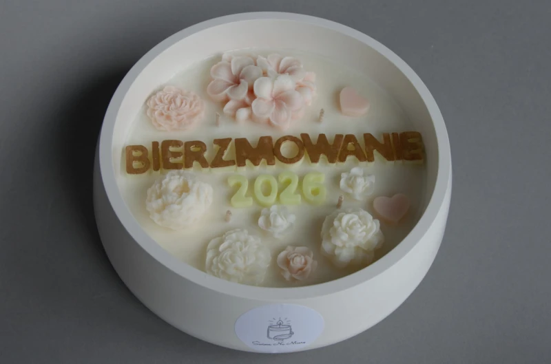 Świeca z napisem Bierzmowanie 2026 pozłacane litery widok z góry