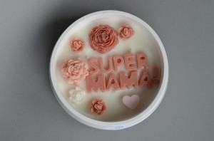 Świeca średnia z napisem super mama widok z góry
