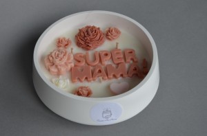 Świeca średnia z napisem super mama