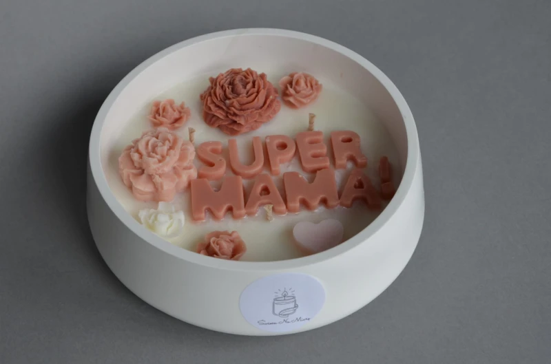Świeca średnia z napisem super mama