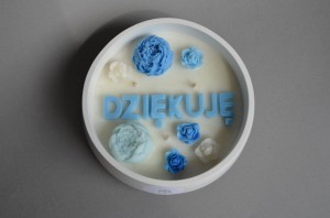 Świeca z Napisem z niebieskimi dodatkami widok z góry