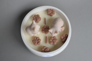 Świeca duża koty mleko i miód kolory cappuccino widok z góry.JPG