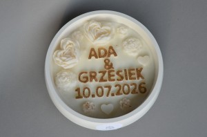 Świeca biała z napisem pozłacanym w dniu ślubu personalizowana widok z góry