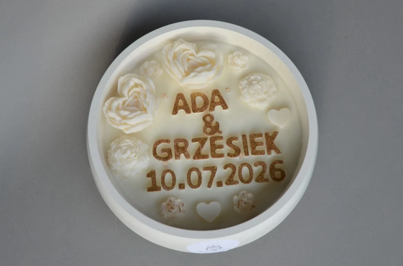 Świeca biała z napisem pozłacanym w dniu ślubu personalizowana widok z góry