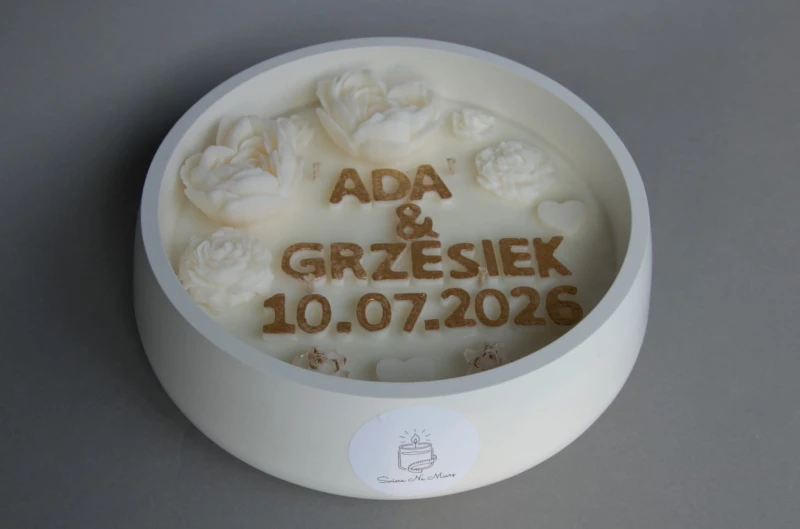 Świeca biała z napisem pozłacanym w dniu ślubu personalizowana