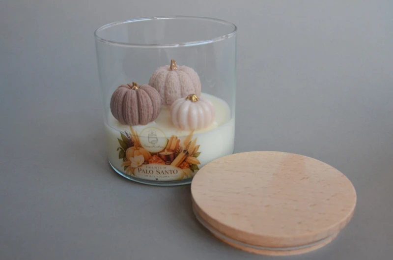 Świeca z dyniami Premium Palo Santo otwarta